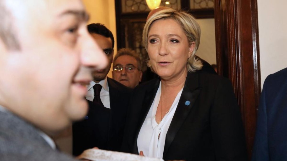 Momento en que Marine Le Pen rechaza el velo que le ofrecen para reunirse con el gran mufti del Líbano.-ANWAR AMRO