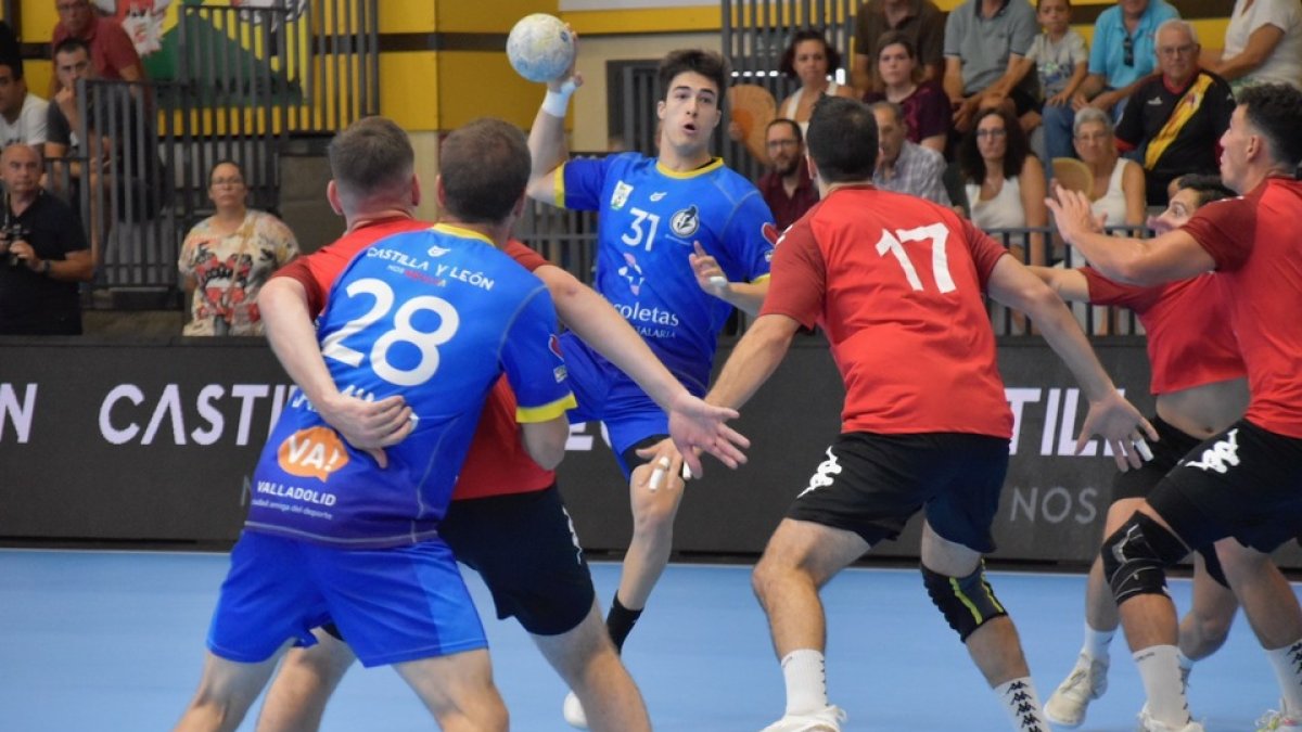 El último fichaje del Recoletas, Edu Calle, trata de jugar el balón en el amistoso ante Nava. / A. V.