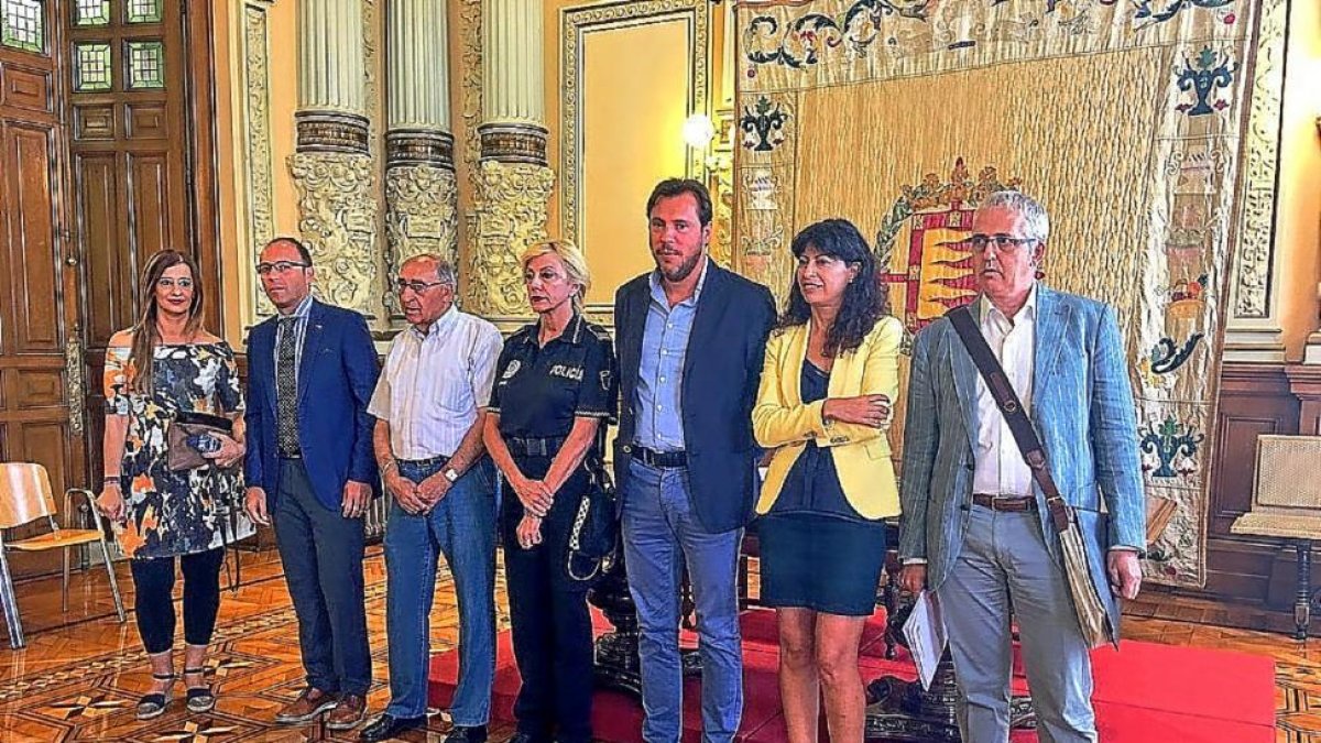 María José Hernández, Francisco de Frutos, Bellido, Julia González, Puente, Redondo y Ambrosio Manzano.-E. M.