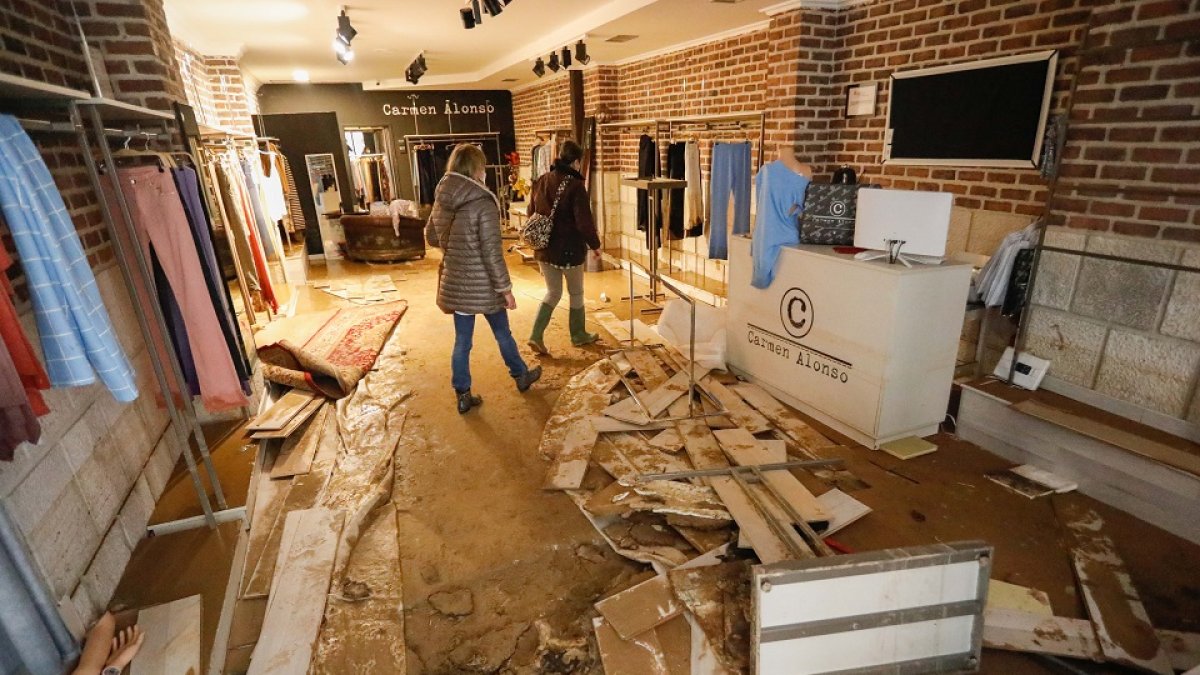 La tienda ‘Carmen Alonso’ completamente destrozada debido a los daños provocados por el reventón de una tubería en Montero Calvo. / J.M. LOSTAU