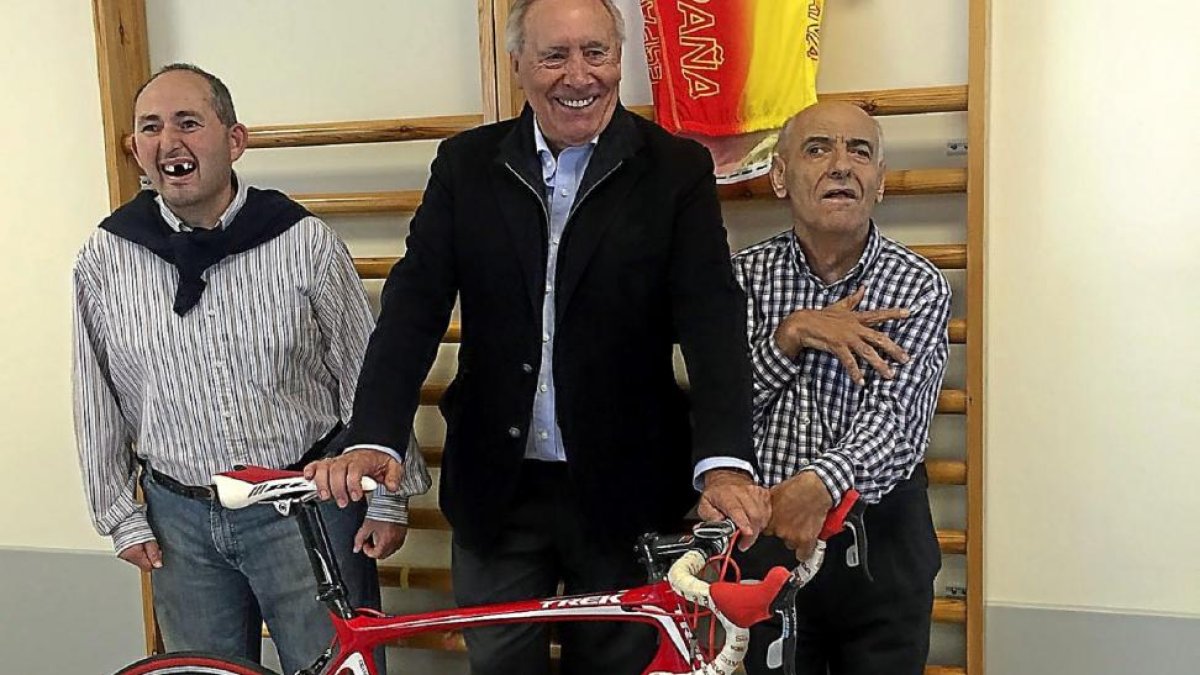 Mínguez, con dos miembros de Aspace.-E.M
