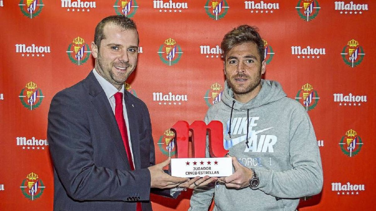 Chica recibe el Trofeo que le entrega Hugo San José (Mahou)-Andrés Domingo