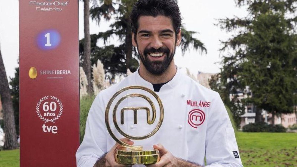 El actor Miguel Ángel Muñoz, con su trofeo de 'Masterchef Celebrity' (TVE-1).-