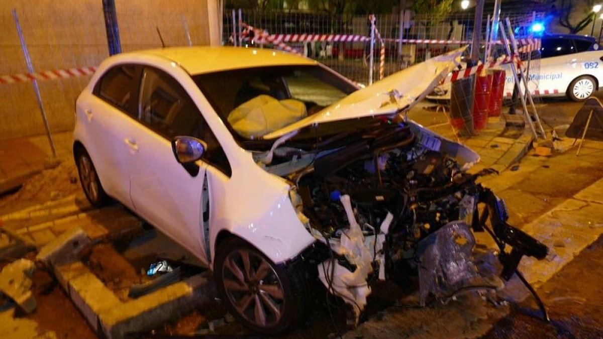 Accidente de tráfico en el cruce de la calle Real de Burgos con la calle Prado de la Magdalena-POLICÍA MUNICIPAL