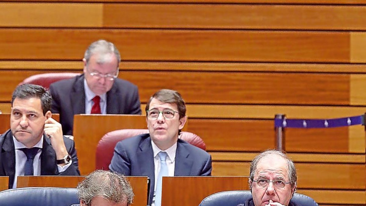 Herrera, De Santiago, Mañueco, De la Hoz y Silván, ayer, en una de las votaciones del pleno.-ICAL