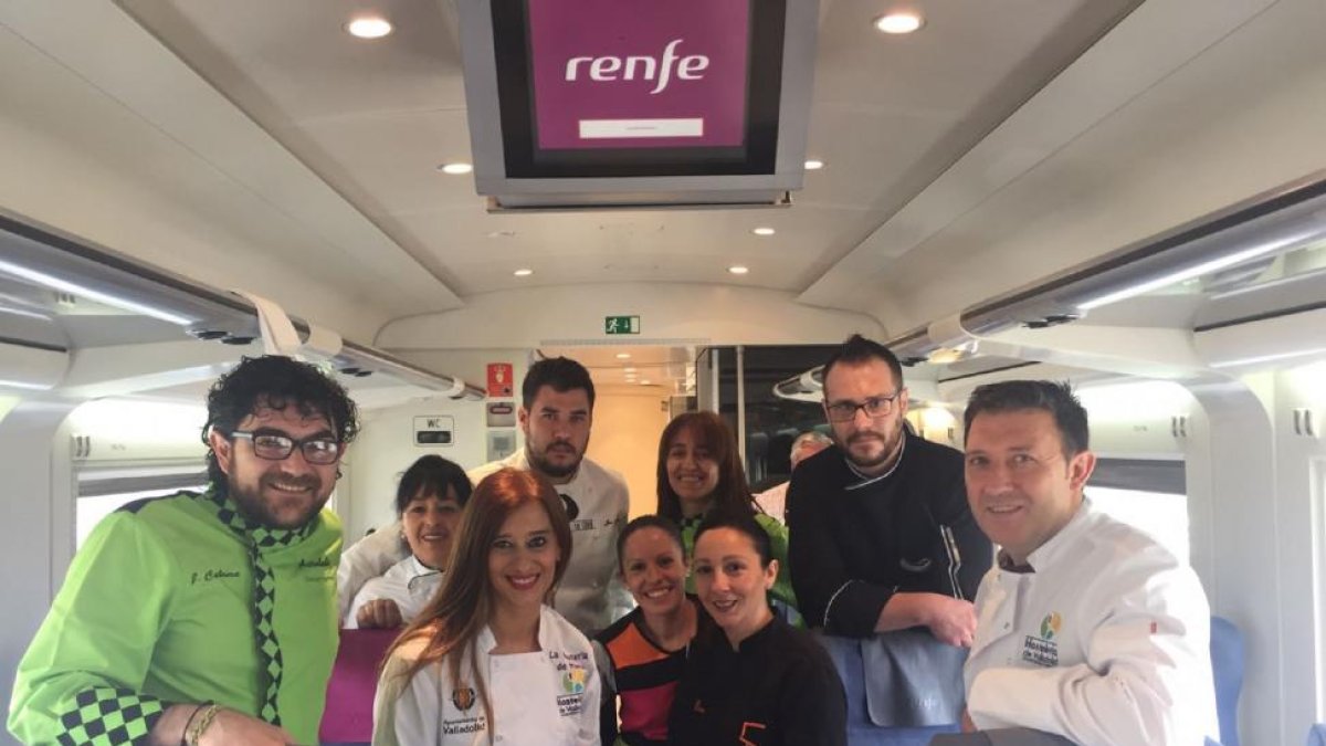 Los cocineros de los establecimientos participantes de la ciudad enel tren Avant donde elaboraron las tapas que se sirvieron durante el viaje-EL MUNDO