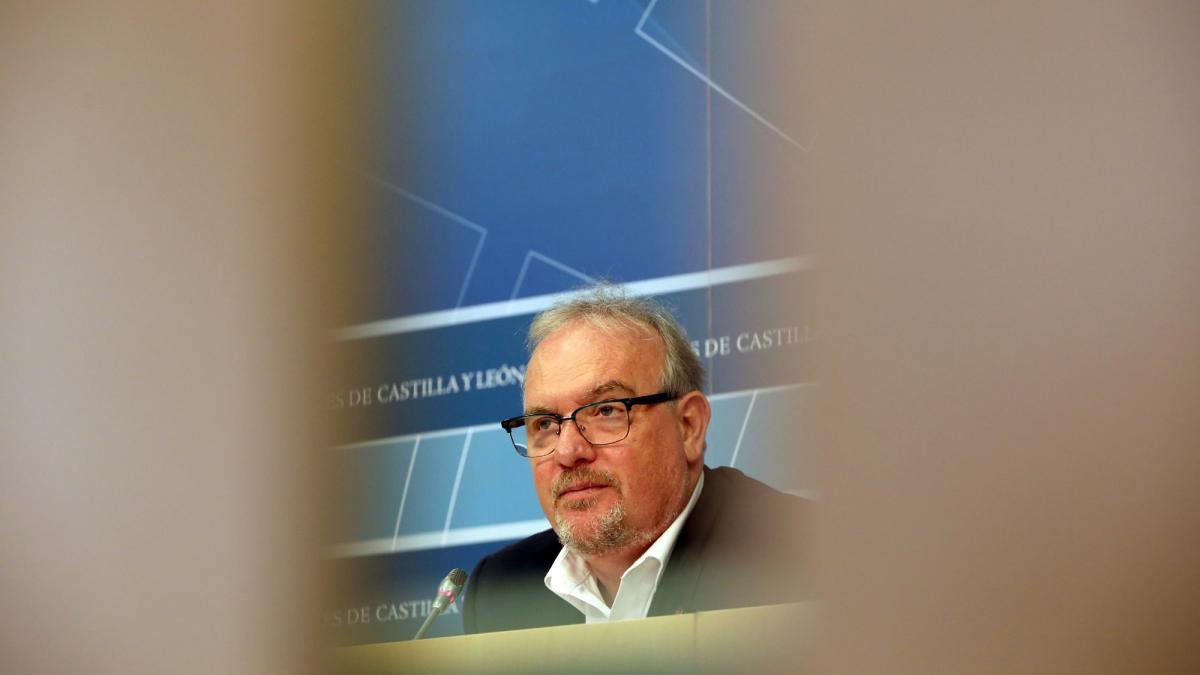 El portavoz de Hacienda del Grupo Parlamentario Socialista, José Francisco Martín, analiza la posición de la Junta en el Consejo de Política Fiscal y Financiera.-RUBÉN CACHO / ICAL