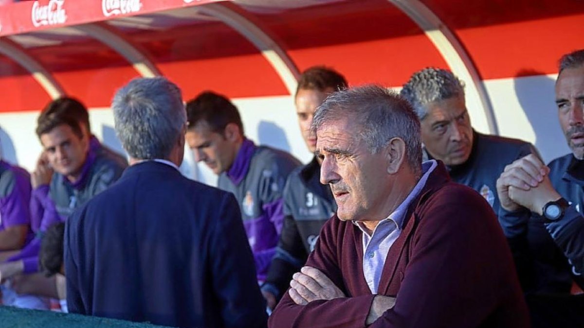 Paco Herrera observa el partido desde el banquillo del Anxo Carro.-PHOTO-DEPORTE