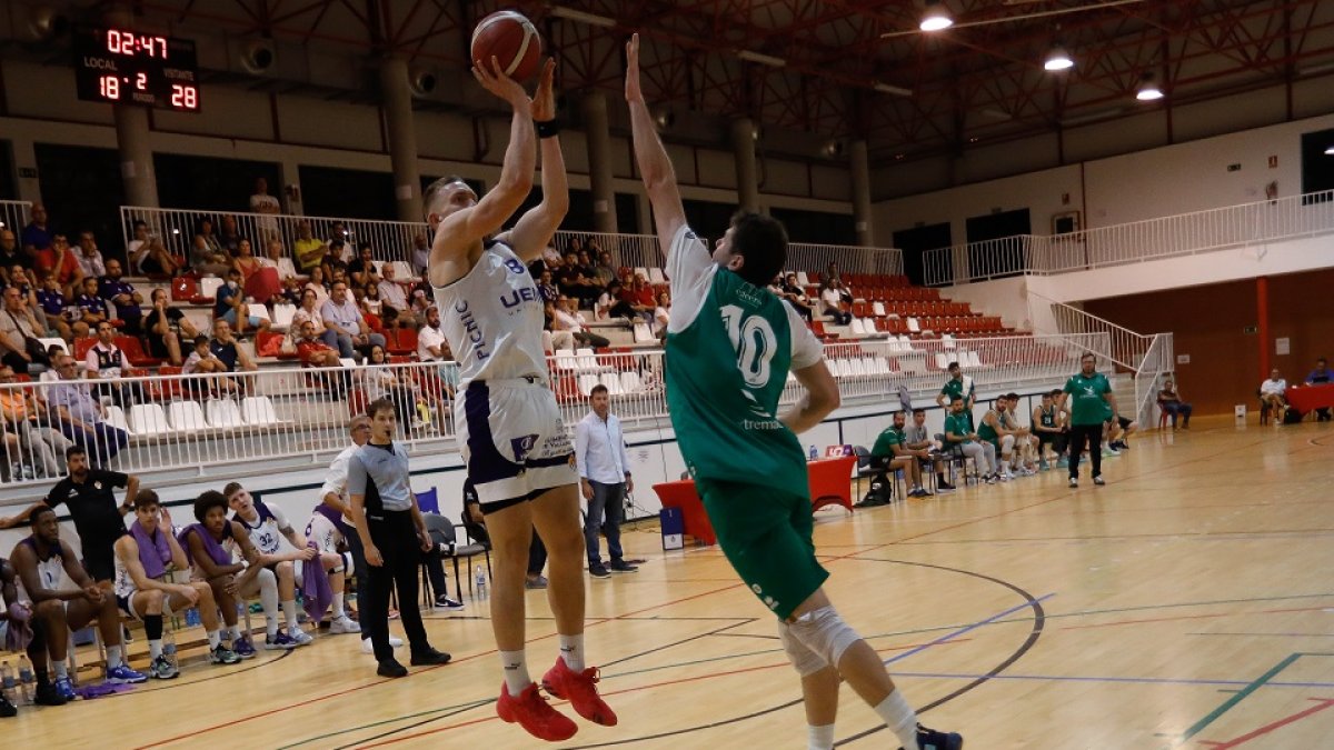 Partido entre el UEMC Real Valladolid y Cáceres en Boecillo. / LOSTAU