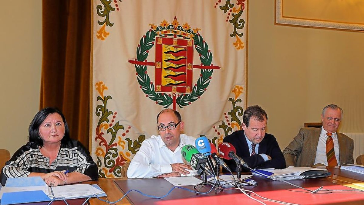 Luis Vélez, en el centro, tras la reunión del consejo de administración de Auvasa.-E.M.