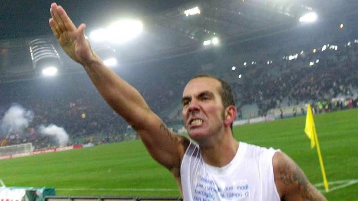El entrenador italiano Paolo Di Canio saluda a la afición de la Lazio durante su etapa como jugador.-GIUSEPPE CALZUOLA / AP