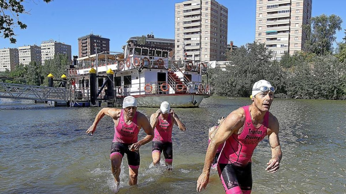 Varios componentes del Triatlón Pisuerga (Tripi) salen del agua del río Pisuerga en una edición anterior.