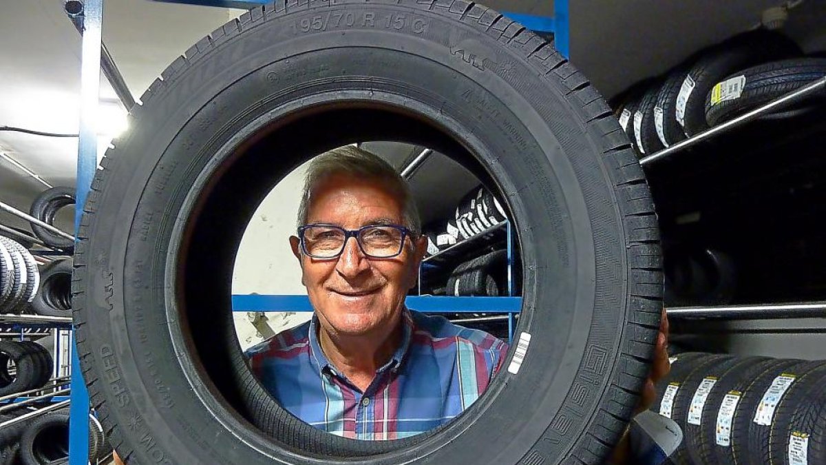 Pedro Benito posa tras uno de los neumáticos que vende Suministros Transcose desde Segovia.-T.S.T