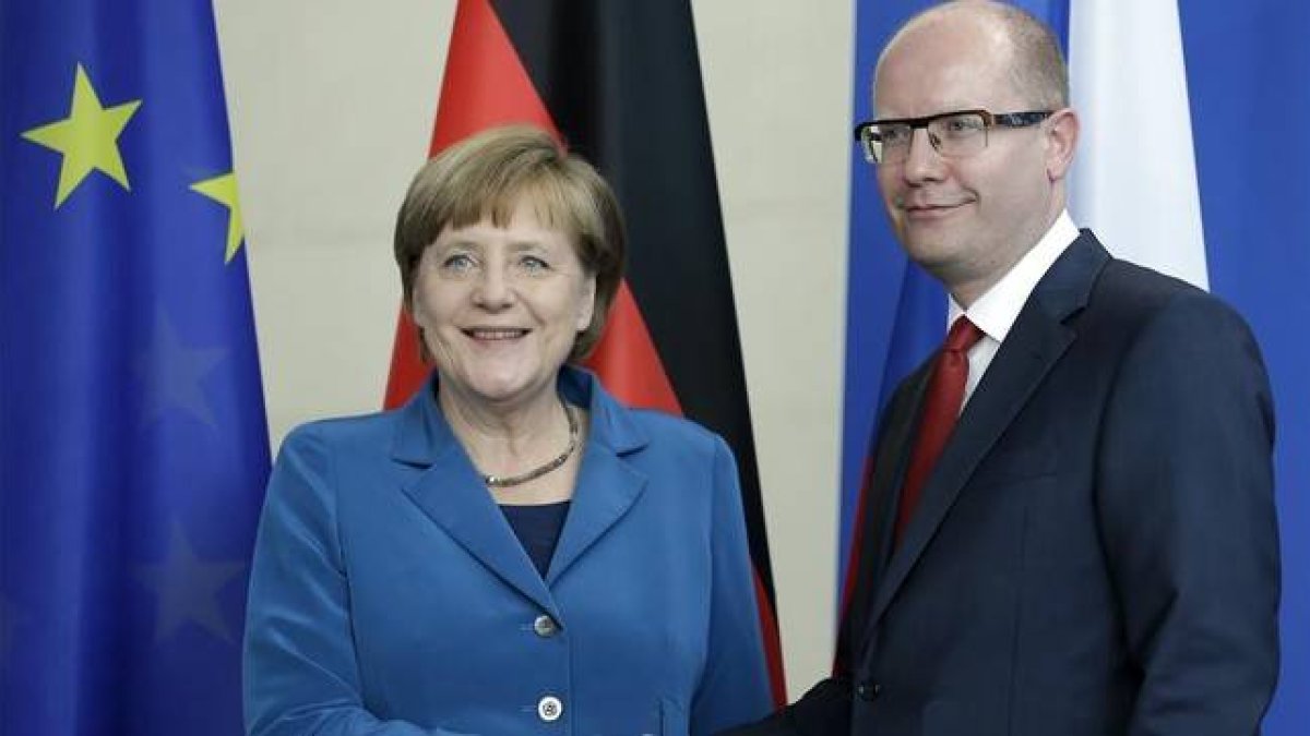 Merkel junto al primer ministro checo, Bohuslav Sobotka, este lunes en Berlín.-Foto: AP / MICHAEL SOHN