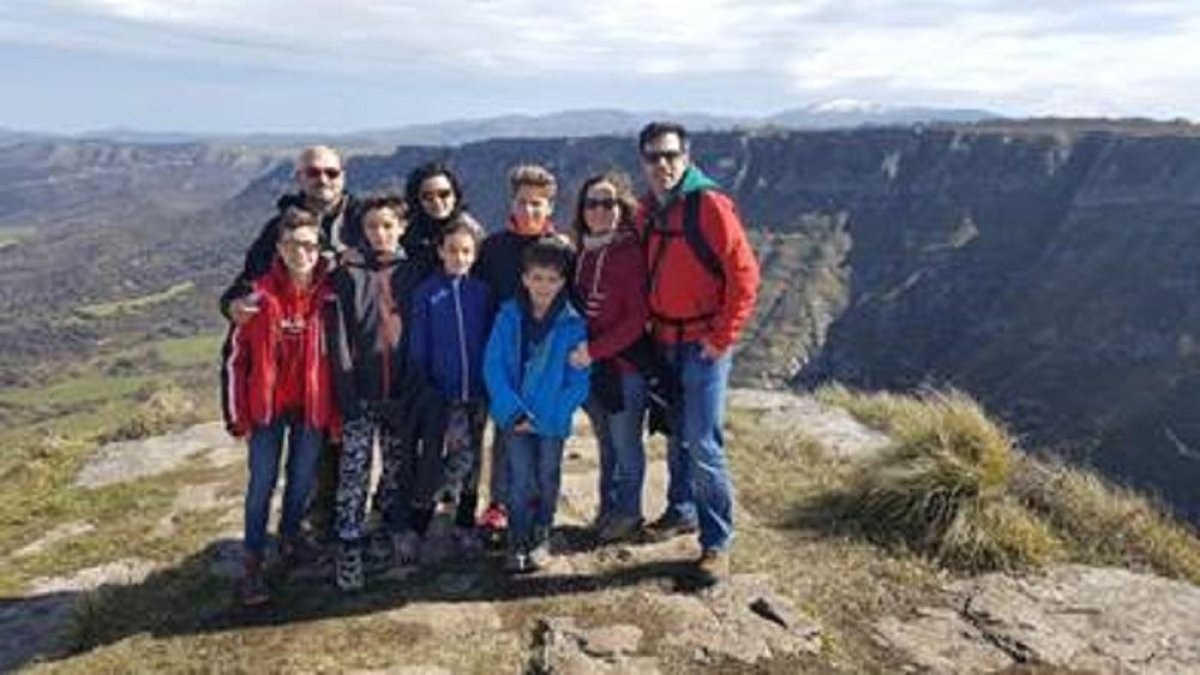 La española María durante una salida a la montaña con Sophie y su familia francesa de inmersión lingüística.-EL MUNDO