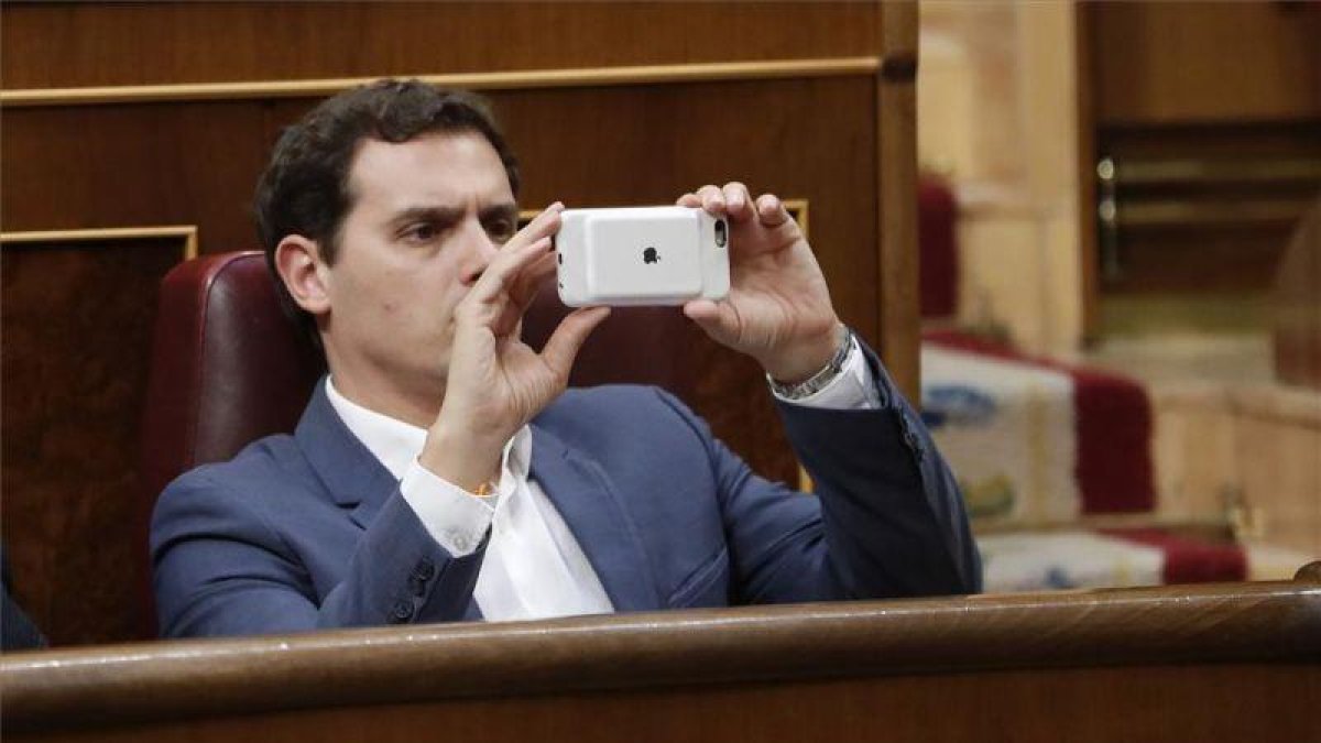 El líder de Ciudadanos, Albert Rivera, toma una fotografía durante el pleno de la Cámara Baja, este martes.-EFE