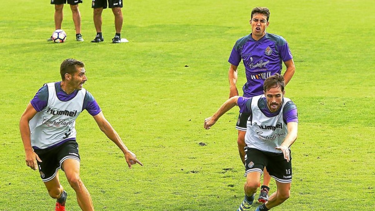 Míchel corre tras el balón, ayer, en su primer entrenamiento con el Valladolid.-J. M. LOSTAU