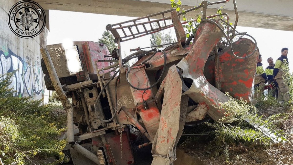 Muere un camionero de 22 años en el vuelco de un camión en la VA-30 de Valladolid.-BOMBEROS VALLADOLID