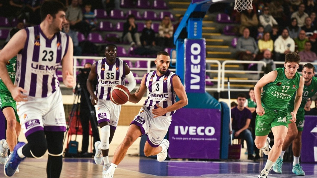 Mike Torres sube el balón y Jaime Fernández (23) durante el encuentro disputado en Pisuerga ante Castelló. / RVB