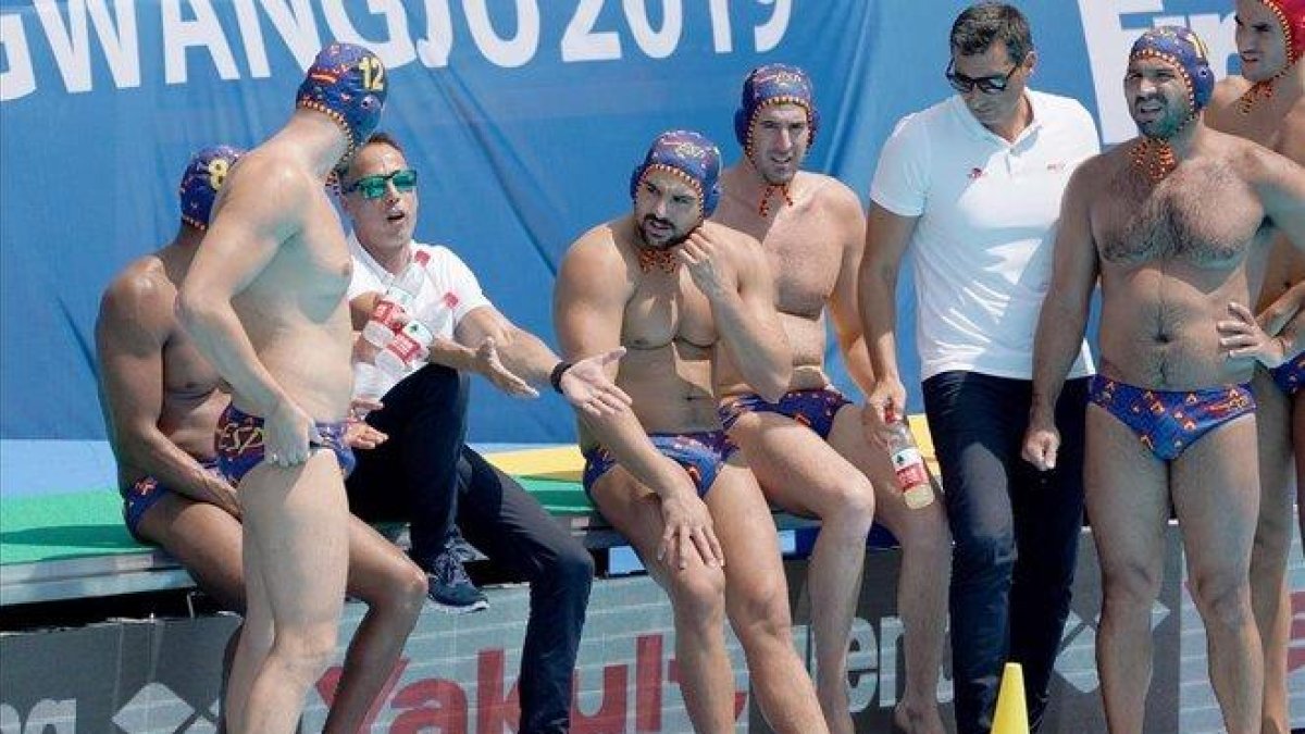 Jugadores de la selección española de waterpolo.-EFE / ANTONIO BAT