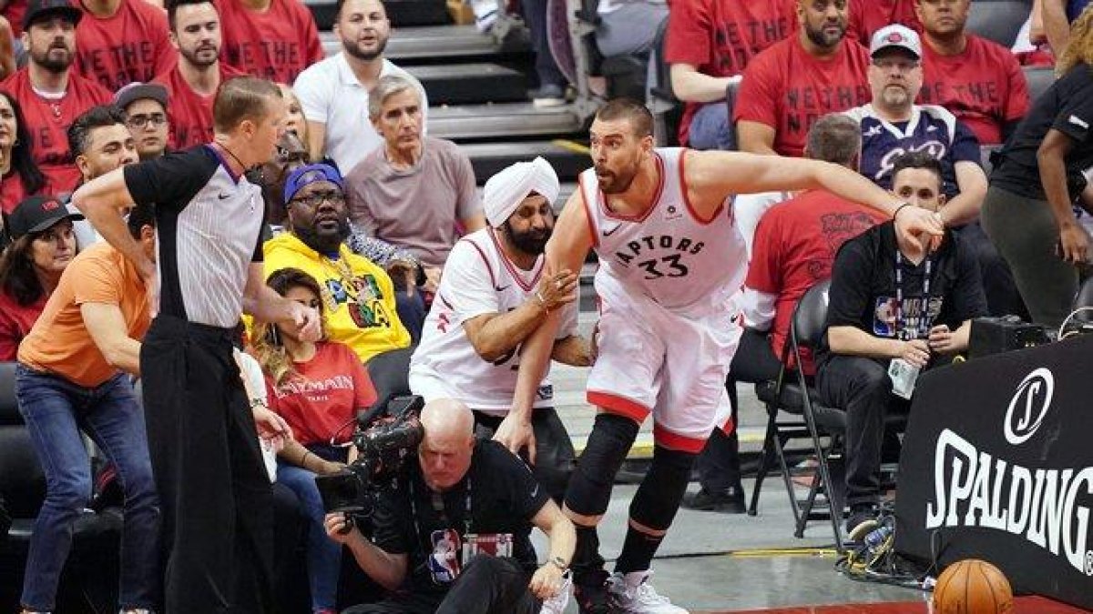 Marc Gasol choca contra un aficionado de los Raptors durante el partido contra Golden State.-USA TODAY SPORTS