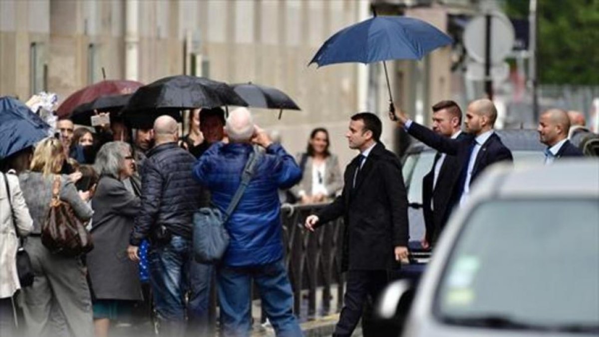 Macron camina por las calles de París, el jueves.-AFP / PHILIPPE LOPEZ