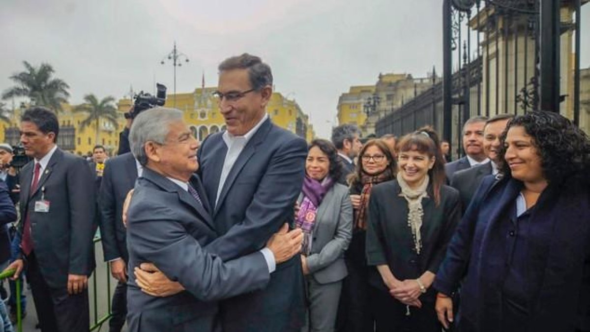 El primer ministro (izquierda) César Villanueva y el presidente de Perú, Martín Vizcarra, en un abrazo previo a la presentación del primer ministro ante el pleno del Congreso para pedir la confianza del Legislativo.-AP