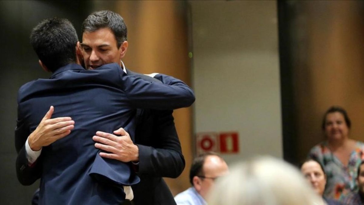 Pedro Sánchez abraza a Antonio Hernando, este martes en el Congreso.-JUAN MANUEL PRATS
