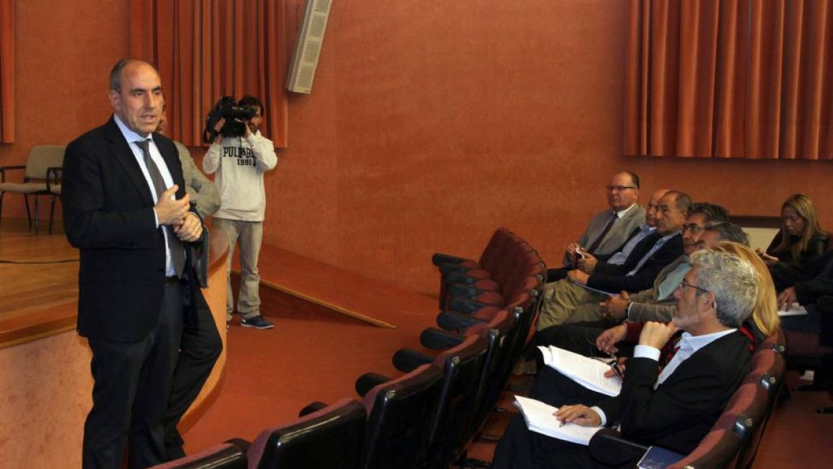 El presidente de la Diputación de Palencia, José María Hernández, presenta la Guía para la implantación de la Ley de Transparencia en los municipios de la provincia. Junto a él, el secretario general del Ayuntamiento de Valladolid, Valentín Merino (I)-Ical