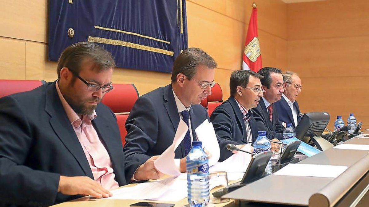 El presidente del CES, Germán Barrios, ayer en la Comisión de Empleo.-ICAL