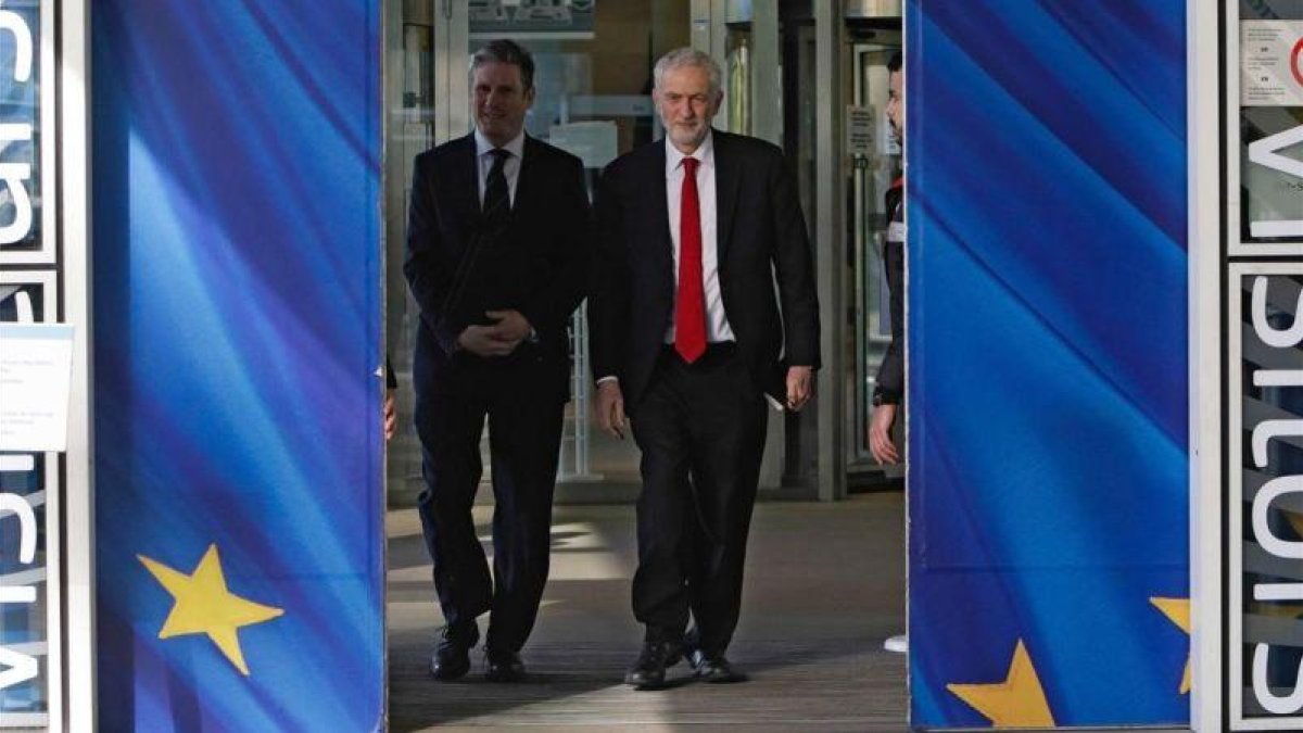 Jeremy Corbyn, líder de los laboristas (derecha), en Bruselas.-AFP / ARIS OIKONOMOU