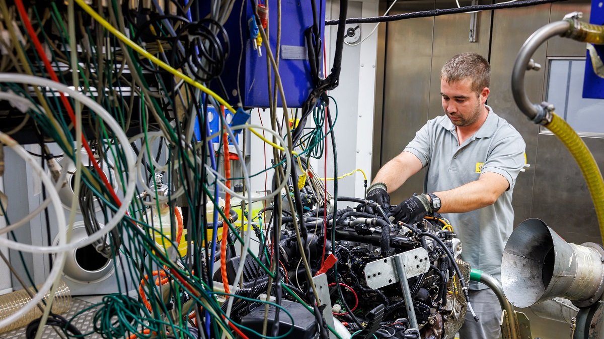 Un trabajador de la fábrica de motores de Valladolid en una imagen de archivo.- E.M.