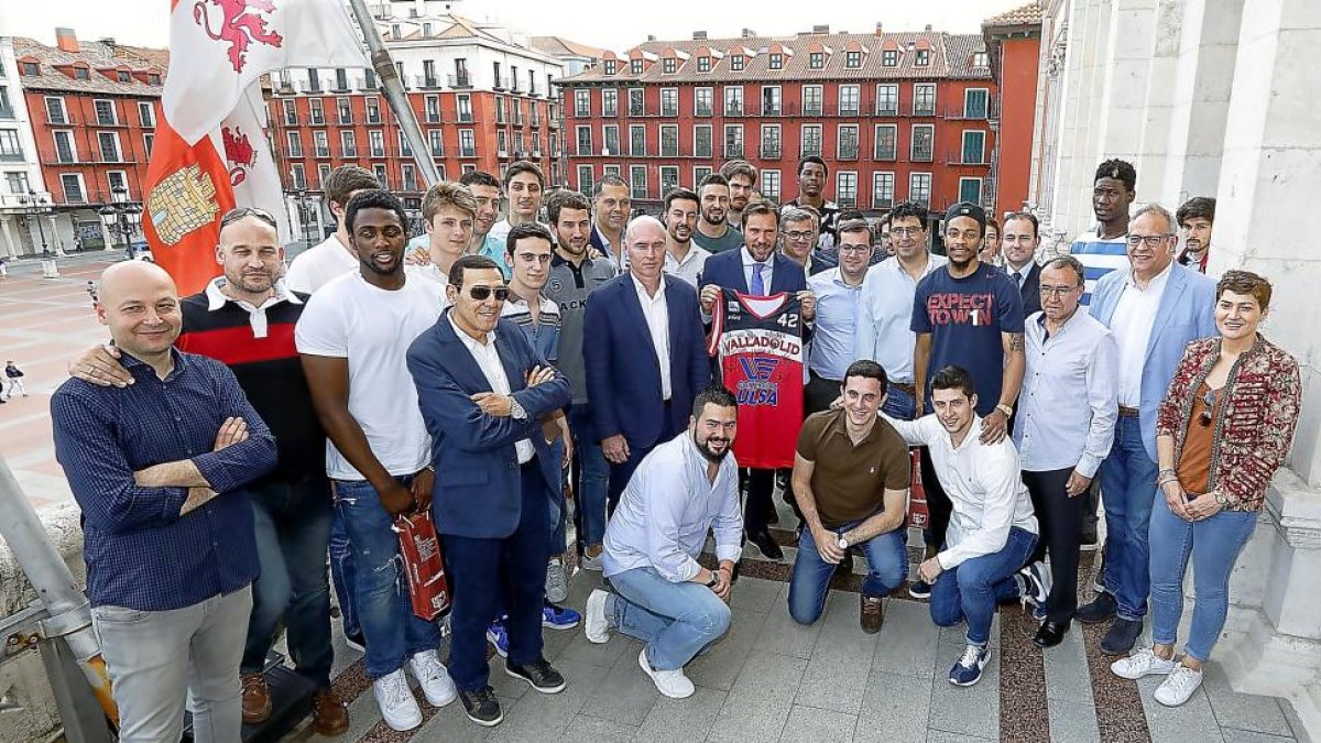 La plantilla al completo fue recibida por el Ayuntamiento-J.M. Lostau