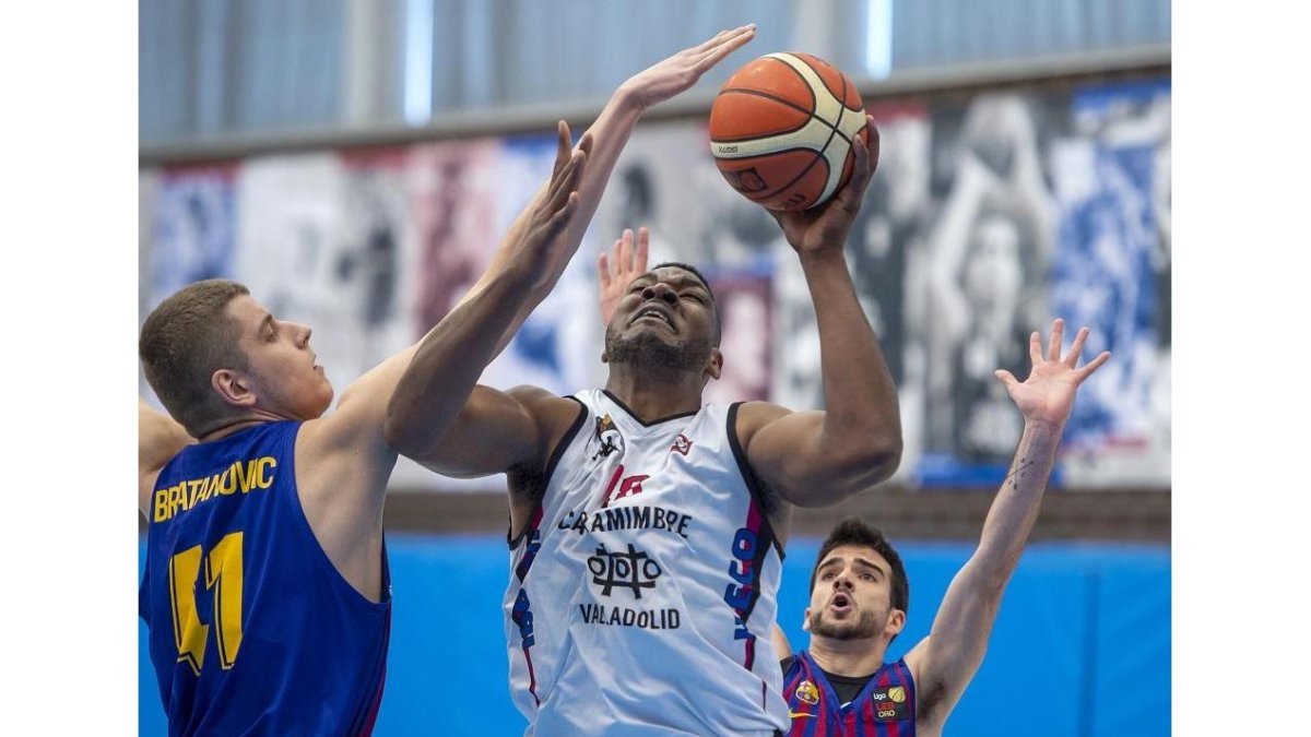Aboubacar encara el aro ante la presencia del pívot júnior del filial del Barça, Bratanovic.-PHOTO-DEPORTE