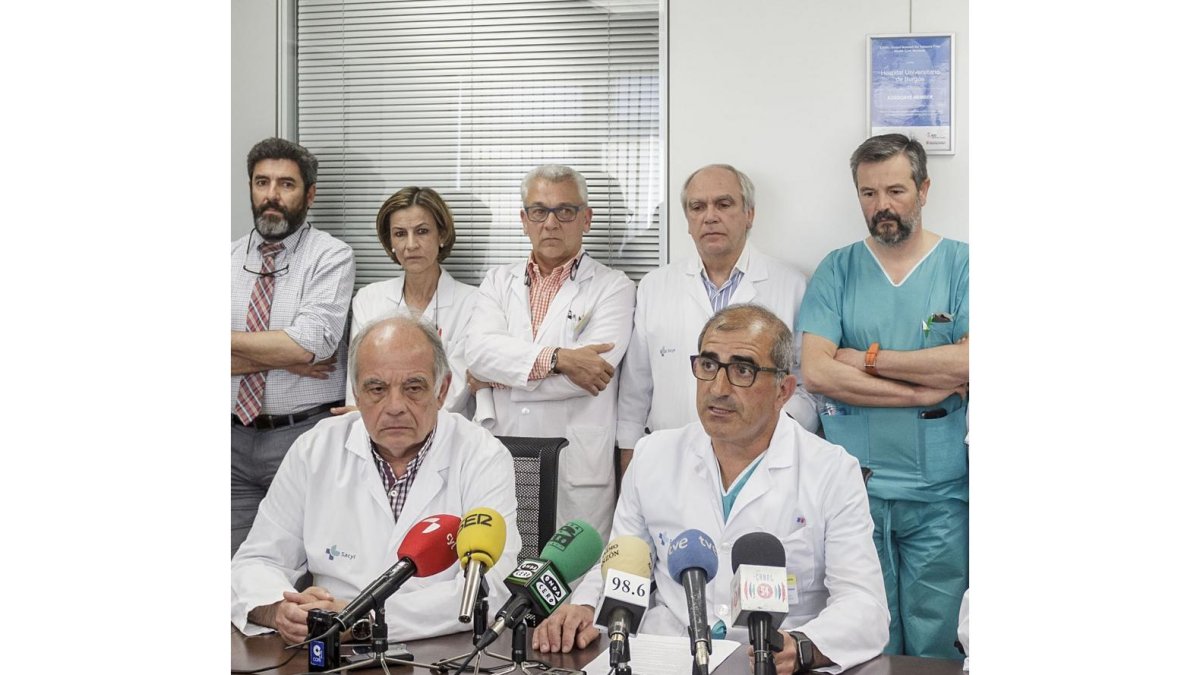 En la mesa el responsable de Cirugía Plástica, Ramón Mur, y el jefe de Cirugía Pediátrica, José Manuel Gutiérrez Dueñas.-SANTI OTERO