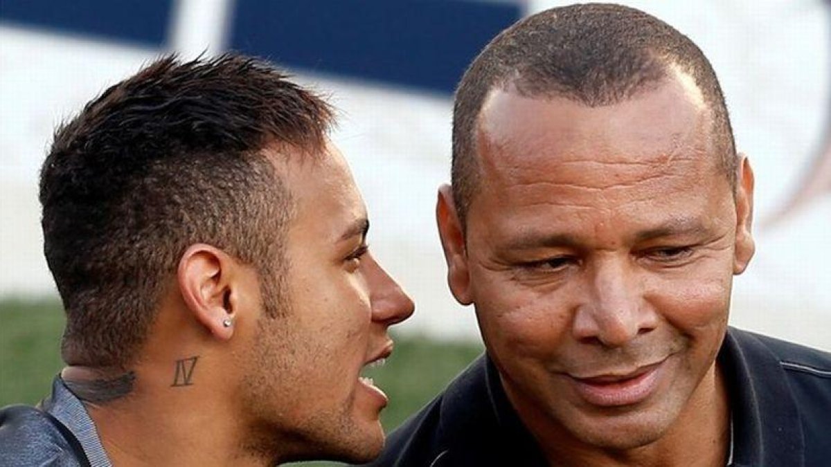 Neymar susurra una confidencia a su padre-REUTERS