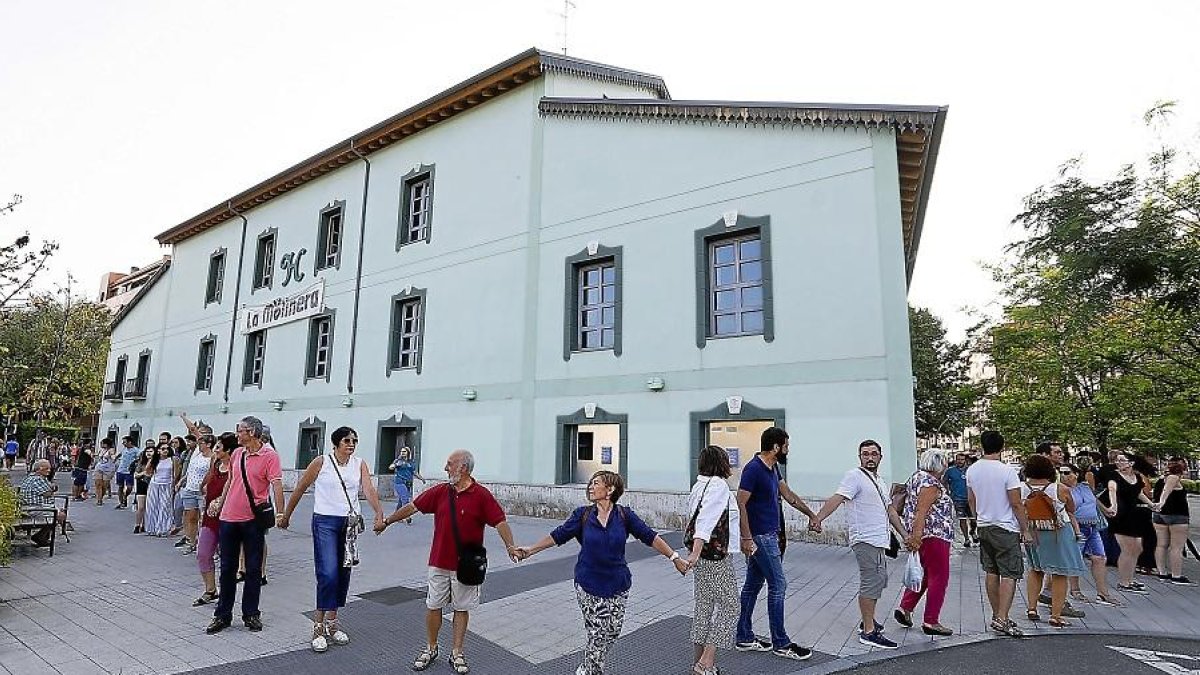 Para inaugurar La Molinera, en agosto de 2018, se realizó una cadena humana.-J. M. LOSTAU