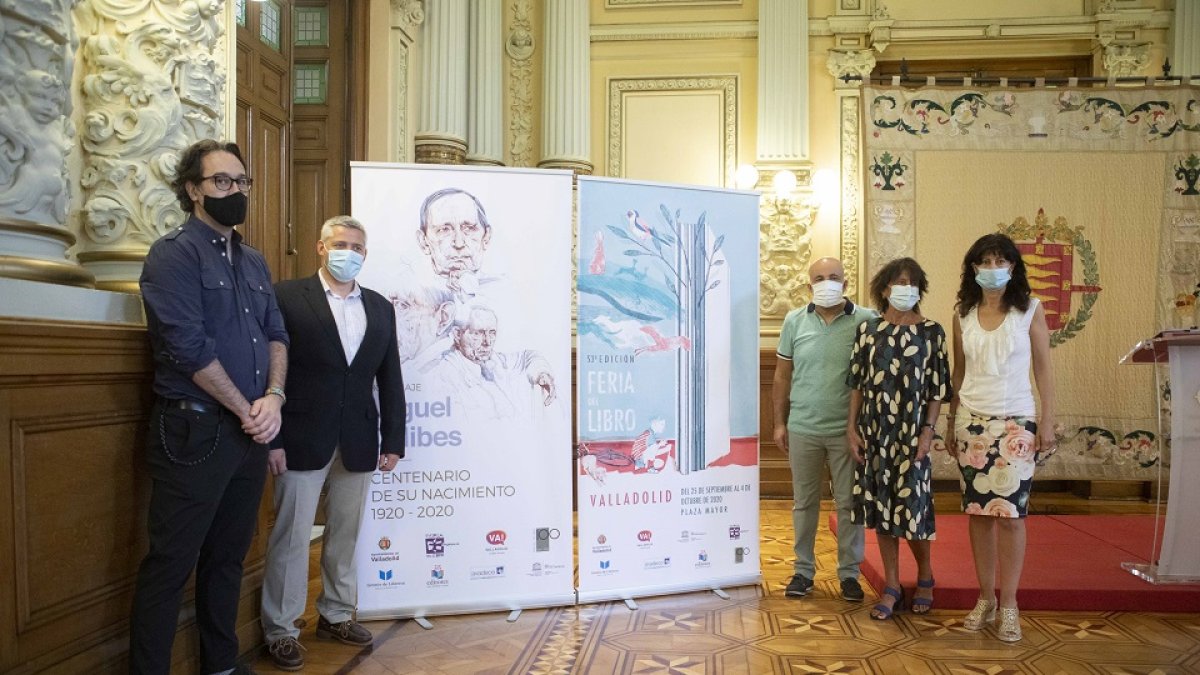 VALLADOLID/CASTILLA Y LEÓN Presentación del cartel de la Feria del Libro. Óscar del Amo, ilustrador del cartel homenaje a Delibes. Fernando Zamácola, Fundación Delibes. Miguel Hernández, presidente del gremio de libreros. Elisa Delibes. Ana Redondo, concejala de cultura y turismo. - ICAL