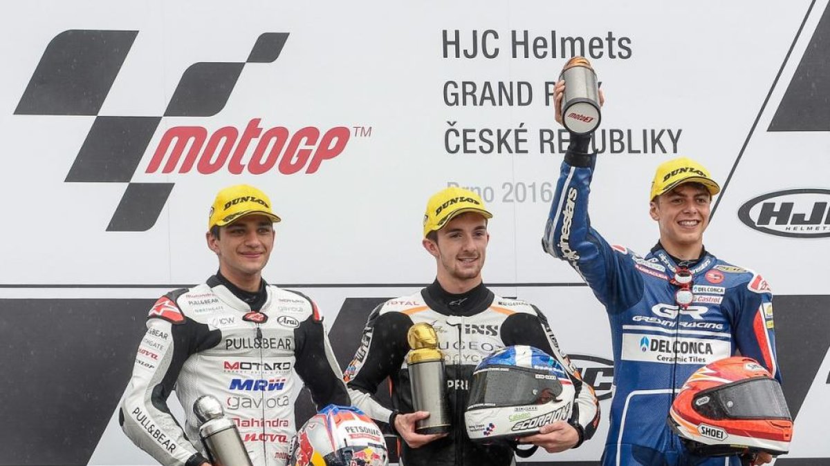 John McPhee, junto a Jorge Martin (izquierda) y Fabio Di Giannantonio (derecha) en el podio de Brno.-EFE