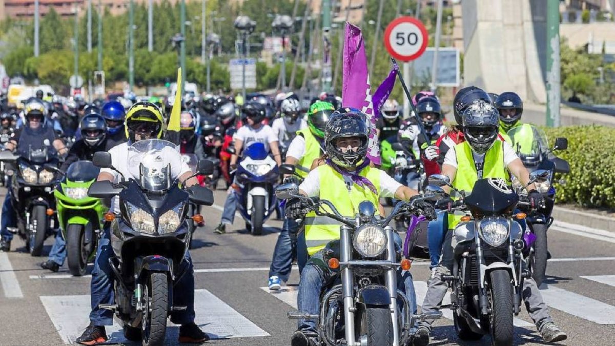 Los moteros cruzan el Puente de la Hispanidad con las banderas al viento.-Pablo Requejo