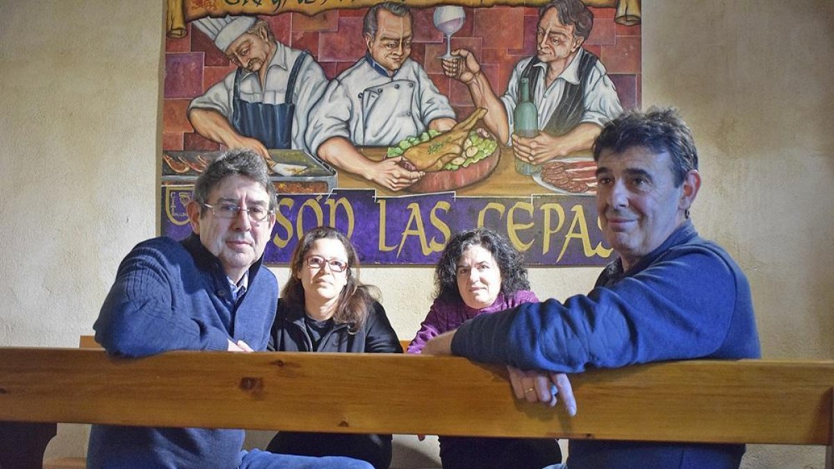 En el comedor del restaurante posan los hermanos José Miguel e Isaac de la Mota y las cocineras María José Martínez y Lucía Ocampo-