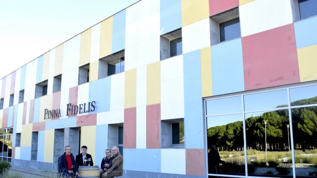 De izda. a dcha.: Gabriel Alonso (socio viticultor y anterior presidente), Elías Aguado (gerente), Rafael Rubio (enólogo) y José Manuel Gómez (ventas), en el exterior de la bodega.-ARGICOMUNICACIÓN