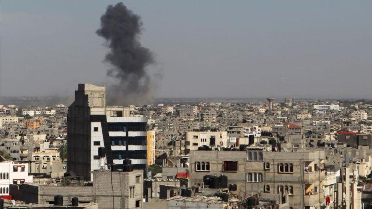 Una columna de humo en Rafah tras el bombardeo israelí.-AFP / SAID KHATIB