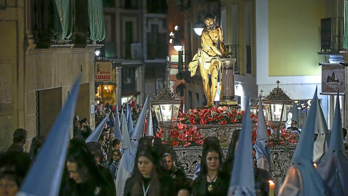La cofradía del Cristo Atado a la Columna alumbra su paso titular en la Procesión de la Peregrinación de la Promesa.-MIGUEL Á. SANTOS (PHOTOGENIC)
