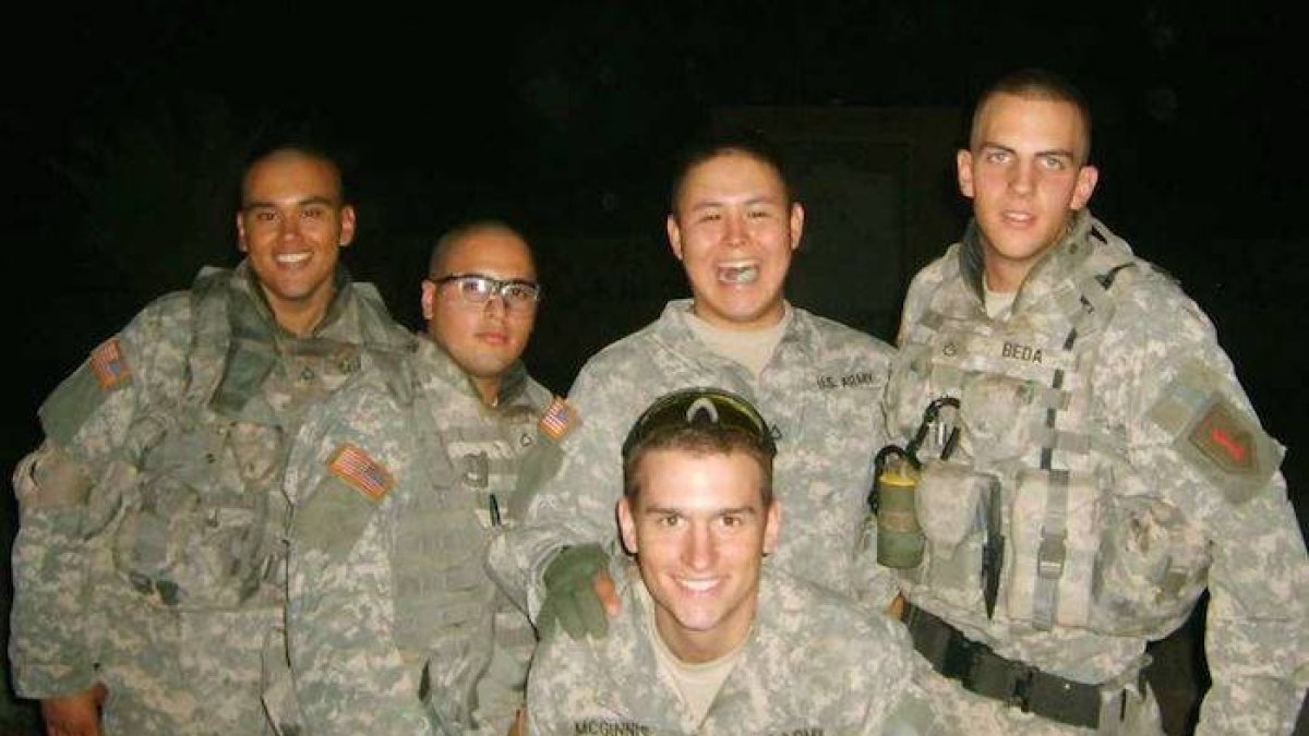 Ross A. McGinnis, agachado, junto con su unidad en 2006.-Foto: SOBIFY