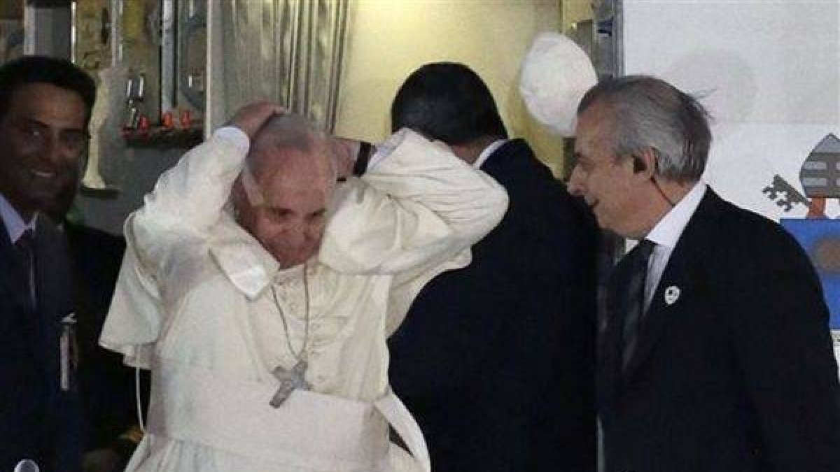 El papa Francico pierde su gorro al bajar del avión, este jueves en Manila.-Foto: AP / BULLIT MARQUEZ