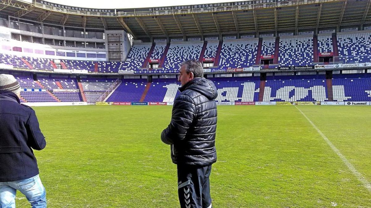 Jesús Navarro (d.) muestra a la prensa el estado del césped.-J. I. F.