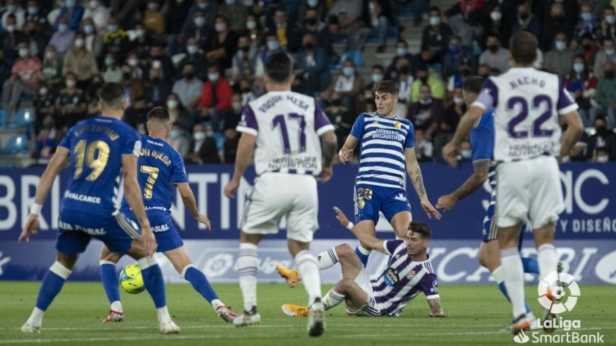 Una acción en defensa del último partido jugado por el Real Valladolid ante la Ponferradina. / LALIGA