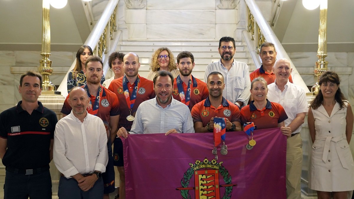 El alcalde Óscar Puente recibe junto al concejal de Salud Pública y Seguridad Ciudadana, Alberto Palomino, a los Policías Municipales y Bomberos de Valladolid que han participado en los Juegos Mundiales de Róterdam.- Ical