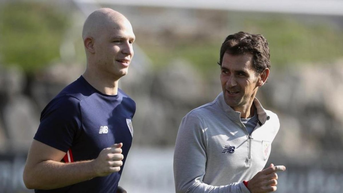 El jugador del Athletic Club Yeray Álvarez entrena junto al readaptador Xabi Clemente en Lezama.-LUIS TEJIDO (EFE)